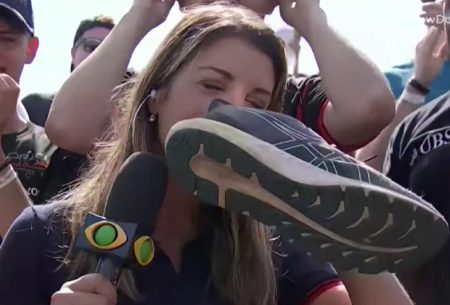 Repórter da Band é “obrigada” a cheirar chulé ao vivo e choca até apresentadora