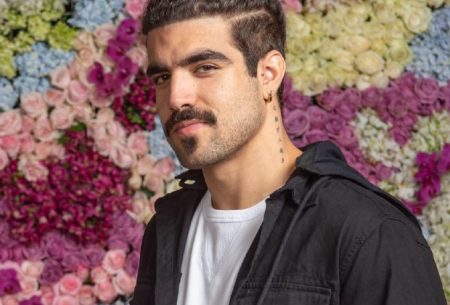 Caio Castro entrega detalhes de cenas picantes em Todas as Flores e técnica para partes íntimas