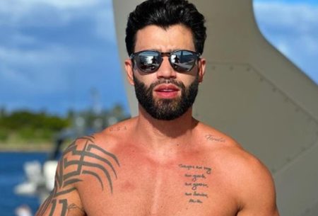 Gusttavo Lima surge sem camisa com moto avaliada em R$ 65 mil: “Pecado”