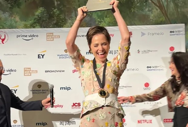 Letícia Colin é surpreendida e recebe medalha pela indicação de Melhor Atriz ao Emmy