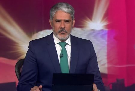 William Bonner chama a atenção com detalhe em gravata no Jornal Nacional