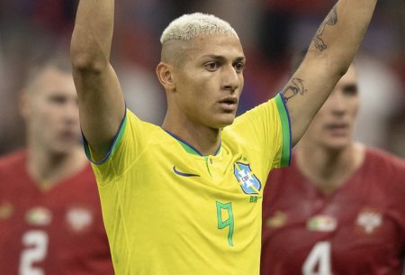 Richarlison bomba nas redes sociais e é ovacionado após vitória do Brasil