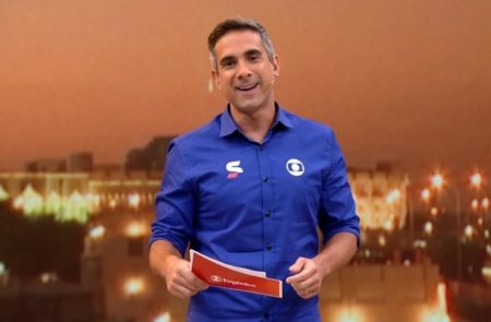 Gustavo Villani reage assombrado ao ouvir palavrão em transmissão da Globo