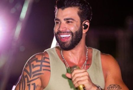 Gusttavo Lima impressiona ao expor nova tatuagem gigante nas costas