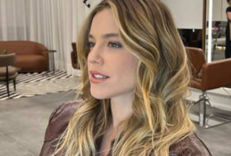 Alice Wegmann anuncia que está solteira após término com produtor de série