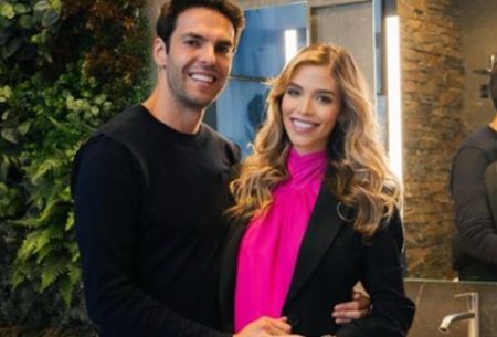 Grávida, Carol Dias celebra três anos de casada com Kaká