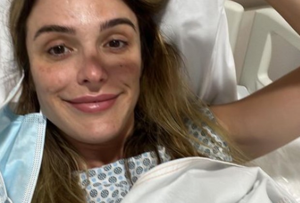 Rafa Brites exibe como ficou barriga após passar por cirurgia