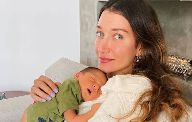 Gabriela Pugliesi volta atrás em decisão e faz festa para o primeiro mês do filho