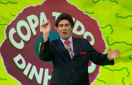 Marcelo Adnet resgata Topa Tudo Por Dinheiro e imita Silvio Santos na Central da Copa