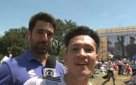Torcedor da Argentina se empolga, invade link do Jornal Hoje e assusta repórter