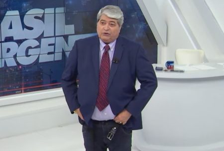 Datena tira as calças ao vivo na Band para cumprir promessa