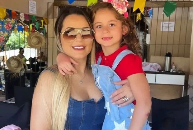 Deolane Bezerra emociona ao reencontrar filha após deixar A Fazenda 2022