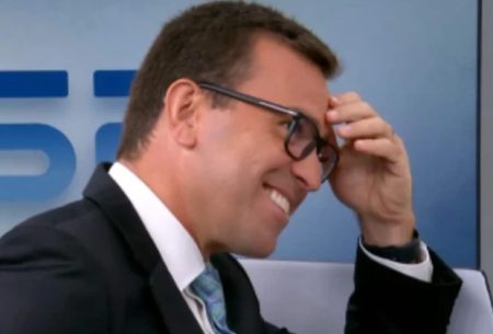 Rodrigo Bocardi deixa latinha escondida cair ao vivo no estúdio da Globo e dá o que falar