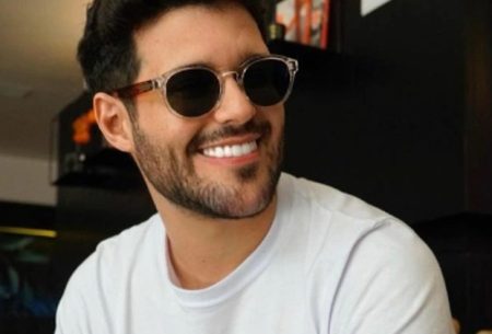 Rodrigo Mussi é flagrado de mãos dadas com influenciadora na Farofa da Gkay