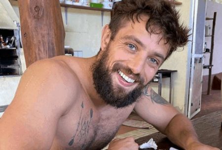 Rafael Cardoso é flagrado com cara de “poucos amigos” ao curtir praia com filhos após separação