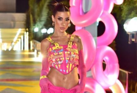 Bianca Andrade troca beijos com cantora e web não resiste: “Zerou a vida”