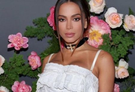 Anitta se apresenta pela primeira vez após rodada de jogos da liga de futebol americano