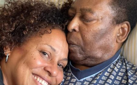 Filha de Pelé chega ao Brasil para visitar o pai no hospital