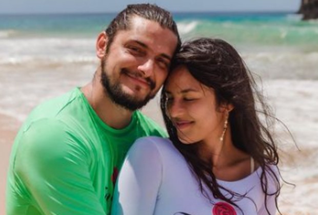Bruno Gissoni e Yanna Lavigne encantam com troca de carinhos em dia de praia