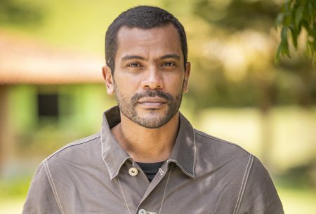 Ator de Vai na Fé comemora protagonista negro em trama da Globo