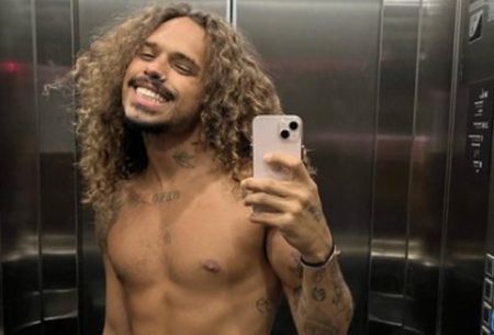 Com novo visual, Vitão é flagrado em passeio com amigo e web não perdoa: “Casalzão”