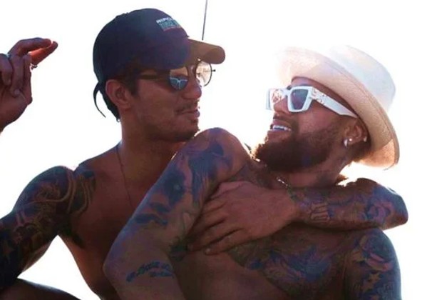 Neymar e Gabriel Medina são flagrados tomando atitude em público com “amigas”