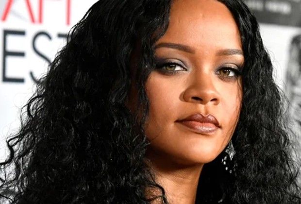 Jornalista revela o que Rihanna foi obrigada a fazer com o filho