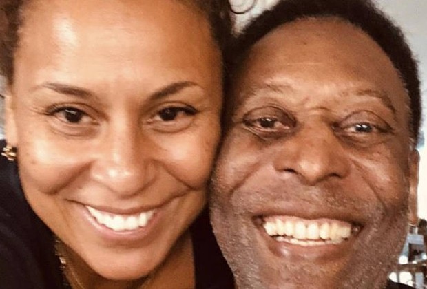 Filha de Pelé comove ao surgir com o pai no hospital e desabafa sobre luta