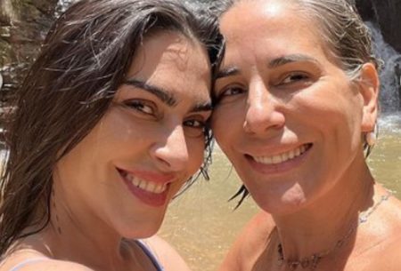 Cleo e Gloria Pires chamam a atenção ao posarem só de biquíni em dia de cachoeira