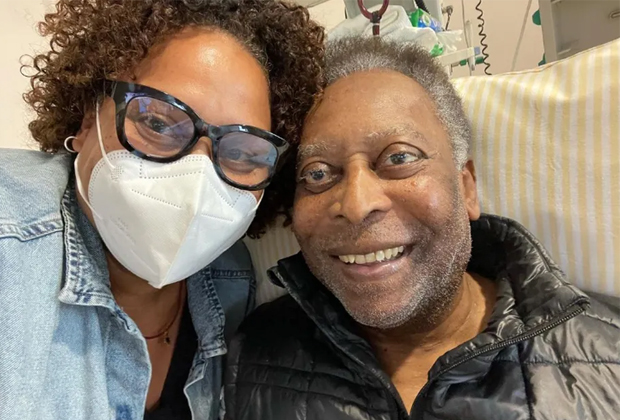 Filha de Pelé presta última homenagem em hospital em desabafo comovente