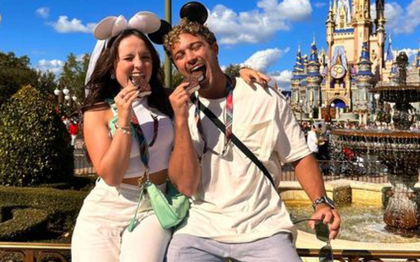 Larissa Manoela tem reação inusitada após levar namorados à Disney