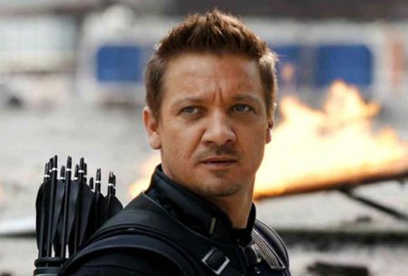 Jeremy Renner surge em foto pela 1ª vez após acidente grave e detalhe chama a atenção