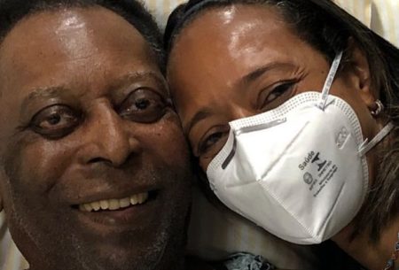 Filha de Pelé expõe momento emocionante do irmão em velório e faz desabafo
