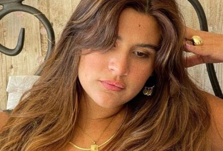 Flagrada de biquíni na orla, Giulia Costa recebe ataques chocantes na web