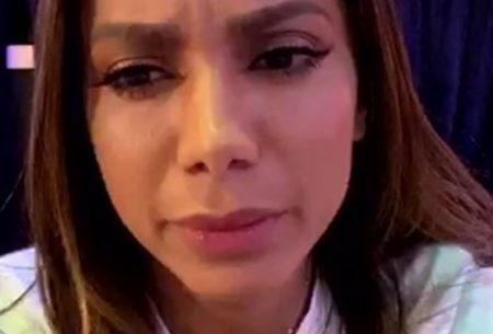 Funkeira fica possessa com Anitta por simular momento íntimo em público