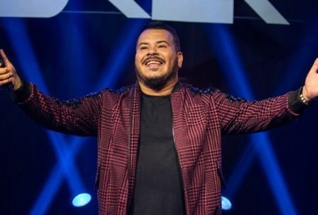 Morre cantor de pagode famoso, aos 48 anos, após infarto durante show no Rio