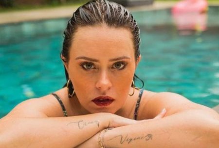 Após fim do casamento com Rafael Cardoso, Mari Bridi posa sensual e pede: “Me chamem”
