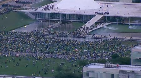 Globo, Band e GloboNews crescem no domingo com cobertura de ataques terroristas