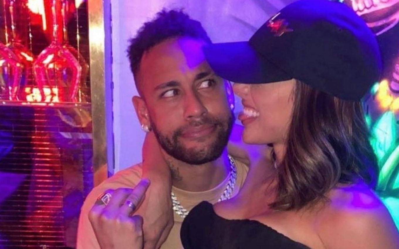 Neymar surge em momento com a ex-namorada e detalhe chama a atenção