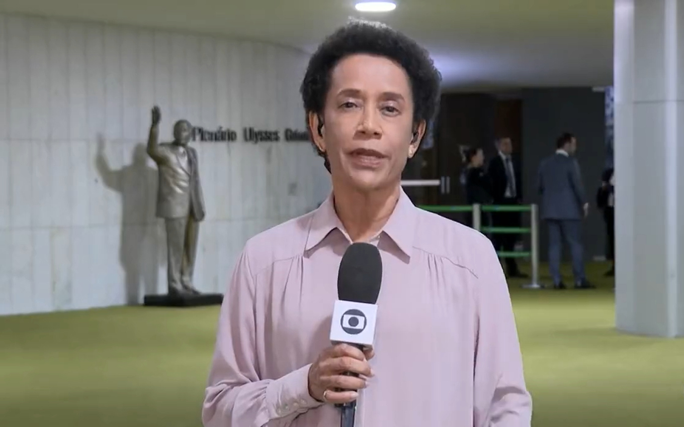 Jornalista da Globo se emociona ao falar sobre ataques bolsonaristas em Brasília