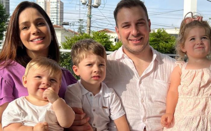 Sabrina Petraglia revela sentimento ao embarcar com três filhos pequenos para Dubai