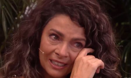 Claudia Ohana é surpreendida na Globo após susto no hospital e se emociona