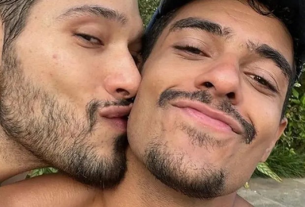Filho de Antonio Fagundes é flagrado aos beijos com namorado e vira alvo de ataques homofóbicos