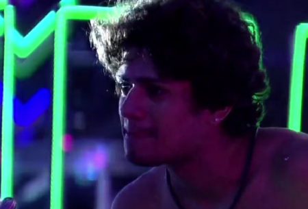 BBB 2023: Gabriel Santana vai para cima, consegue beijão de brother e fica “louquinho”