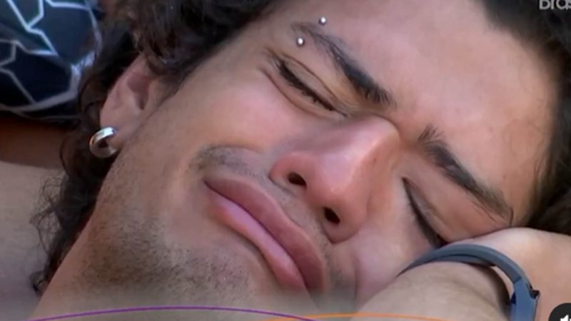 BBB 2023: Após beijo, Gabriel Santana chora ao receber alerta de Fred Nicácio