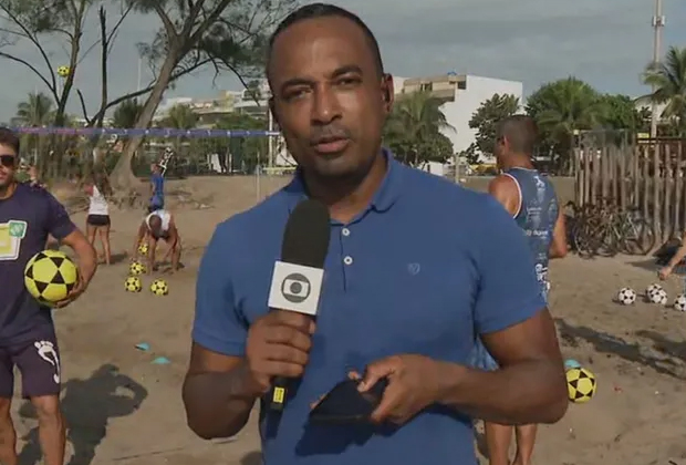 Repórter da Globo larga o microfone e toma banho de mar ao vivo em telejornal