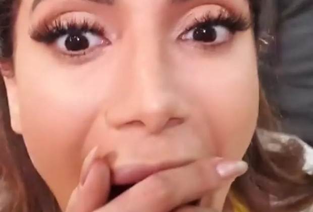 Anitta viraliza ao ser flagrada simulando sexo oral em rapaz