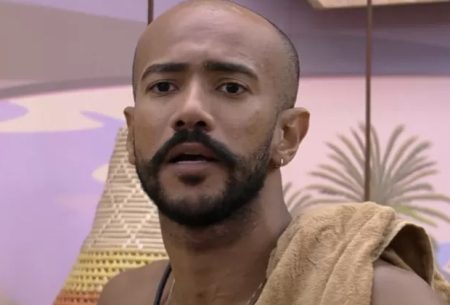 BBB 2023: Ricardo revela motivo de não se aproximar de brother: “Cagando pra ele”