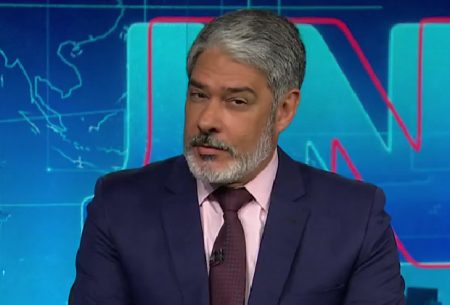 William Bonner quebra protocolo e faz piada com situação no Jornal Nacional