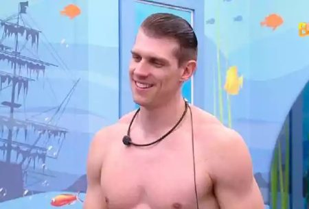 BBB 2023: Cristian causa durante banho e web vai à loucura